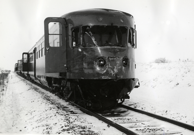 807634 Afbeelding van het diesel-electrische treinstel nr. 72 (DE 2, serie 61-106, Blauwe Engel ) na een aanrijding met ...